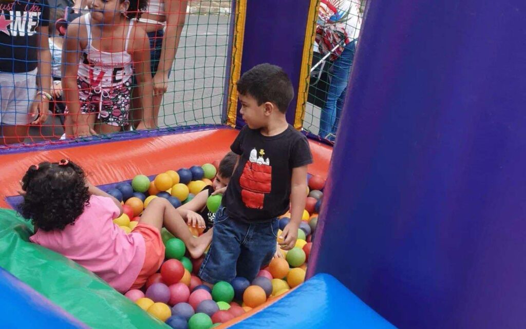 A quadra da Escola Oswaldo Olmedo, no Conjunto Padre Max, em Rancharia, recebe uma festa em comemoração ao Dia das Crianças, neste sábado (19), das 15h às 18h.