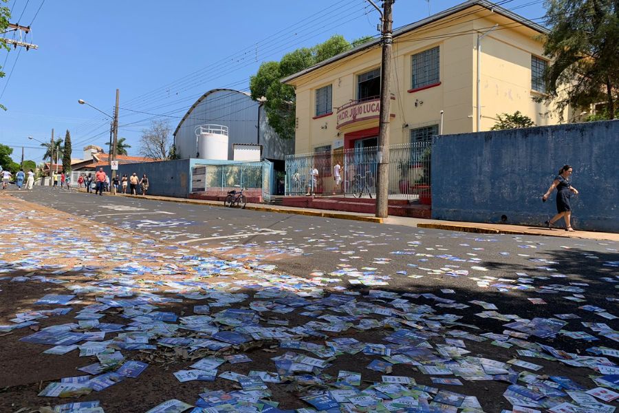 No domingo de eleição, a prática ilegal de despejar “santinhos” de candidatos em frente aos locais de votação voltou a se repetir em Rancharia. A Escola Municipal Dr. Júlio Lucant, assim como outros locais de votação, amanheceu tomada por panfletos eleitorais.